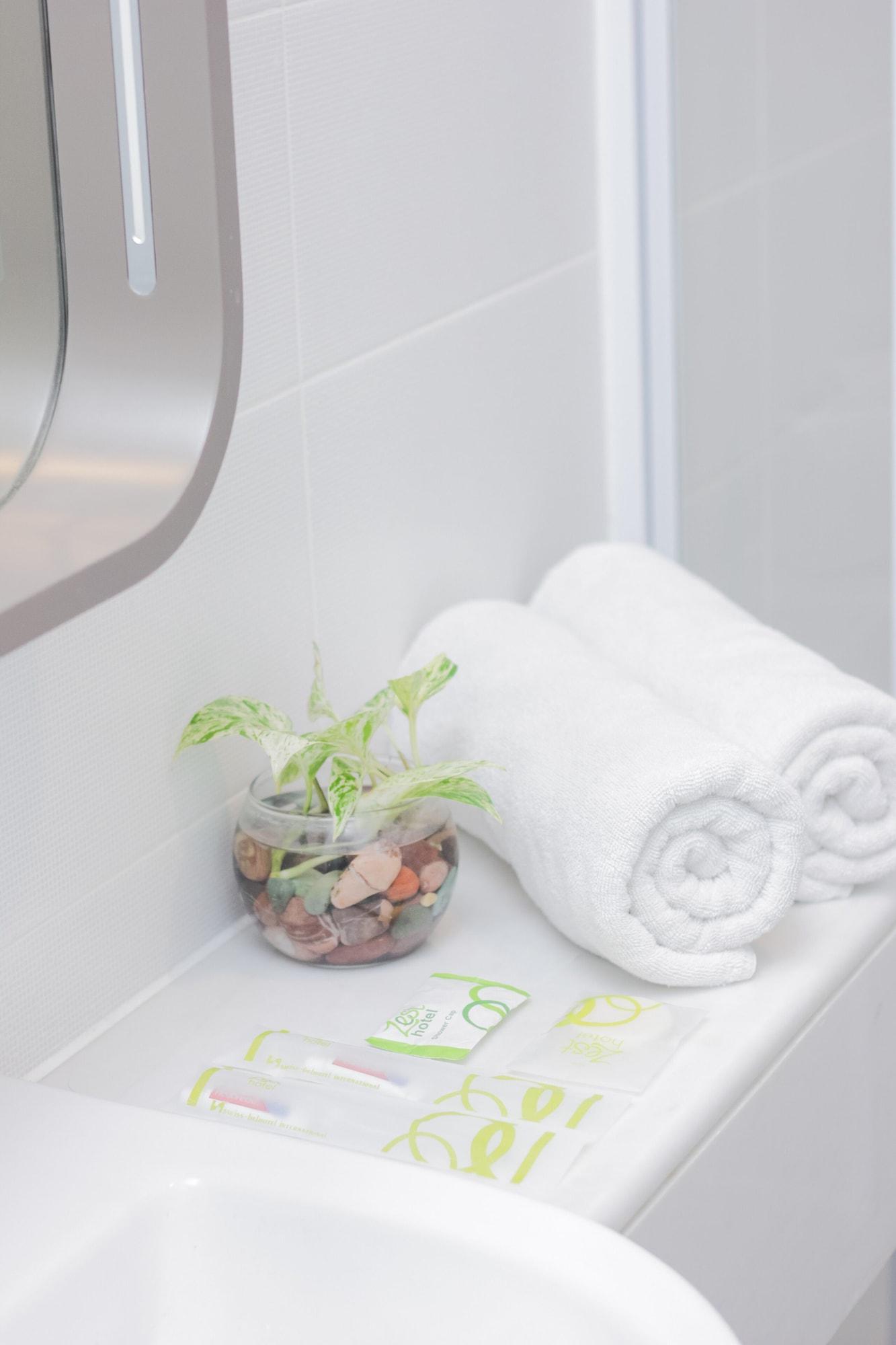 Zest Jemursari By Swiss-Belhotel International Surabaya Exterior photo